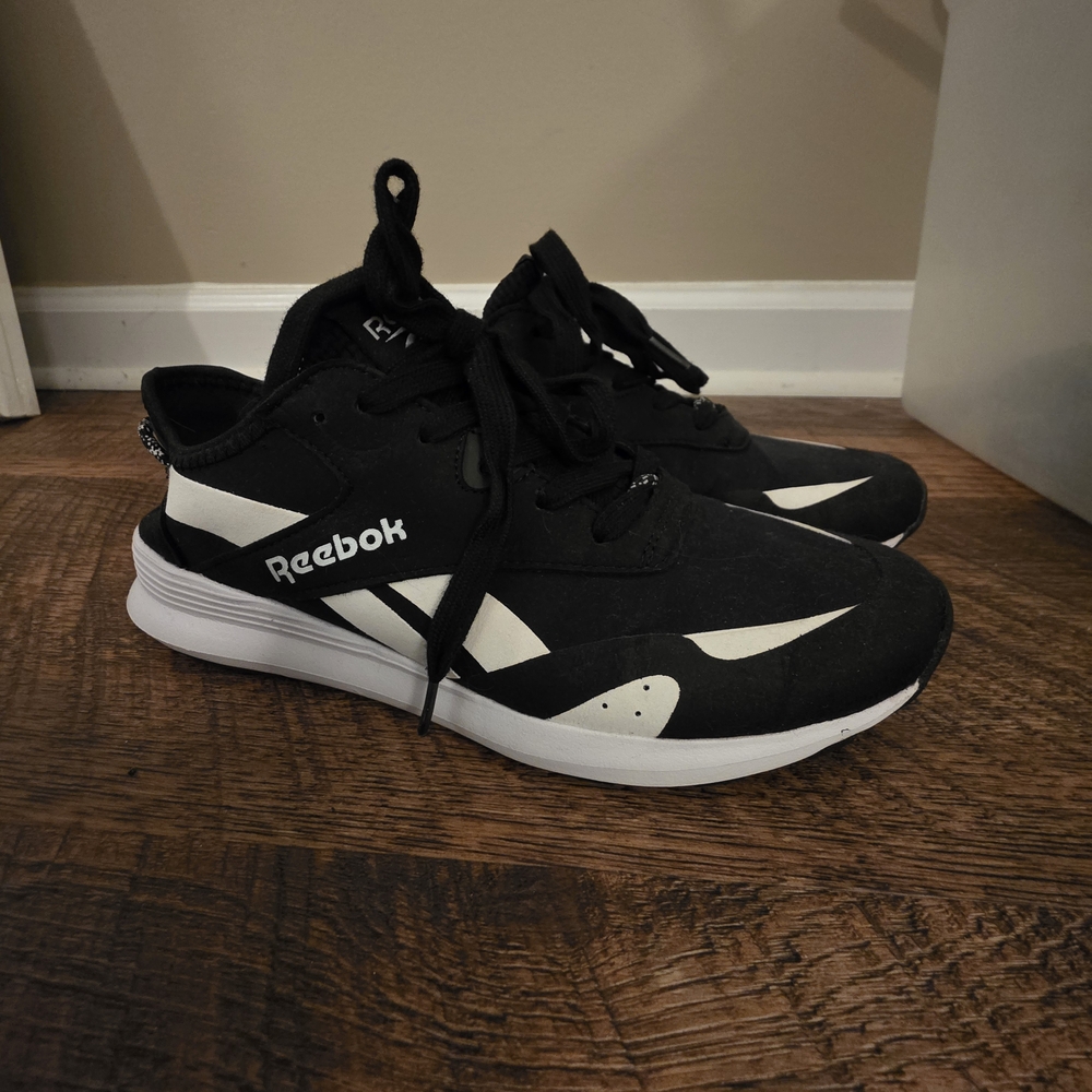 Reebok Classic Black and White Athletic Shoes 9W